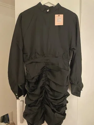 Svart ruched klänning med lång ärm