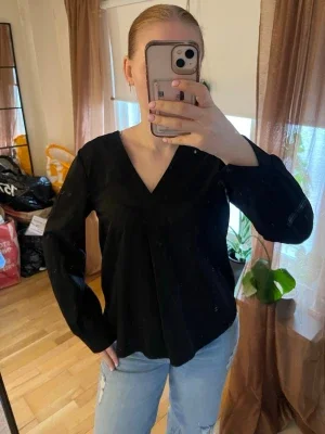 Svart blus med v-ringning från Object