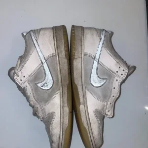 Nike Dunk i beige och vit