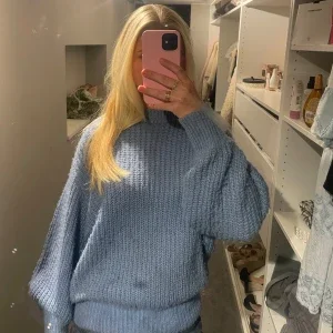 Blå stickad tröja