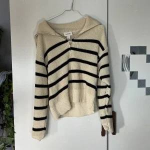 Beige och svart randig stickad tröja från Monki