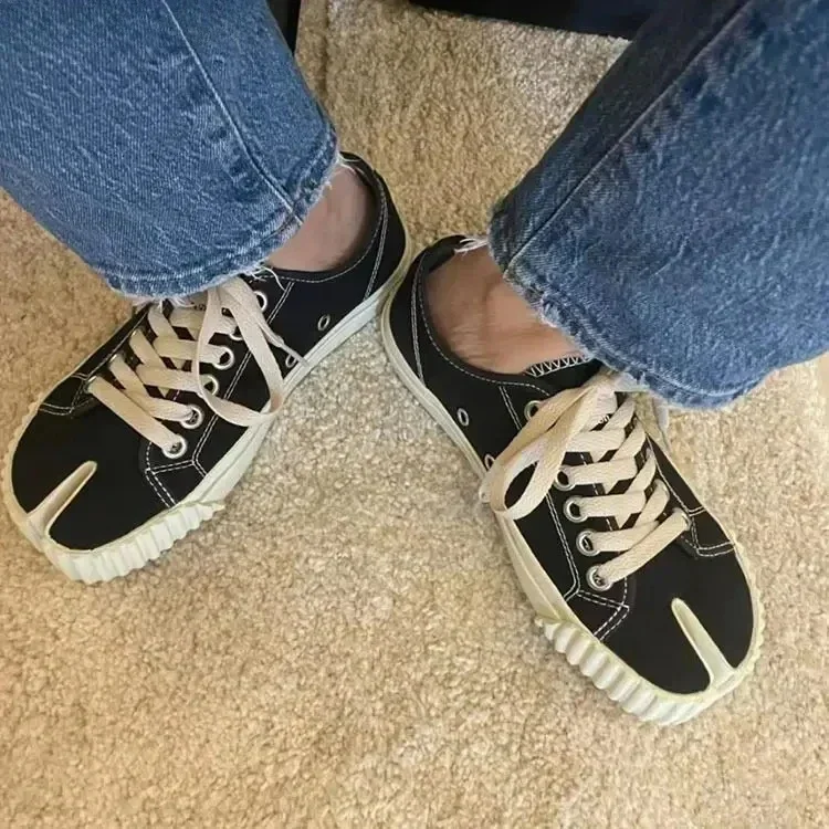 AliExpress - Neue Leinwand Tabi Schuhe Split Toe Wohnungen Frauen Mary Janes Sneaker Casual Mode Frauen Schwein Huf Schuhe Hohe Qualität Frauen Flache