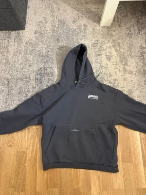Mörkgrå Supply hoodie med tryck