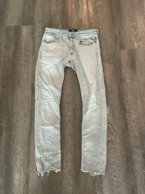 Ljusblå Replay jeans med råa kanter