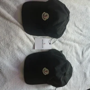 2 Svarta kepsar från Moncler