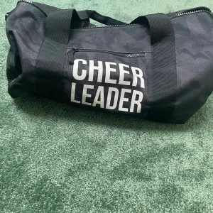 Svart träningsväska med texten CHEERLEADER