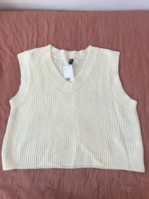 Vit stickad väst från H&M