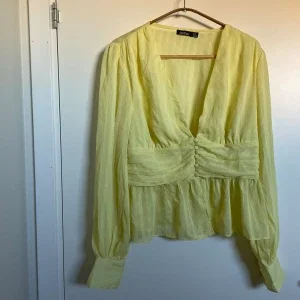 Gul blus