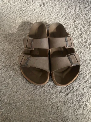 Beige Birkenstock sandaler med spännen