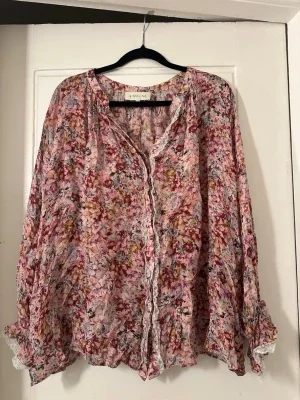 Blommig blus från By Malina - Ivey Blouse from By Malina