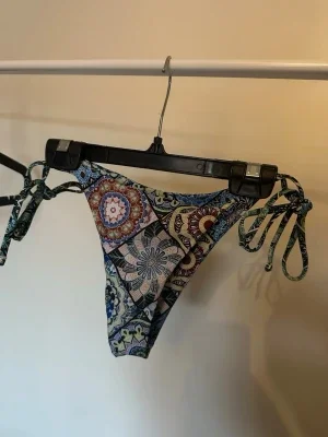 Färgglada bikiniunderdelar med knyt