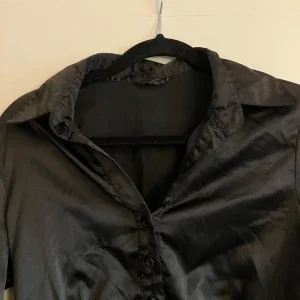 Satin skjorta