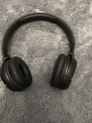 Svarta over-ear hörlurar från jbl