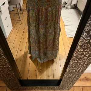 Mönstrad långkjol i boho-stil