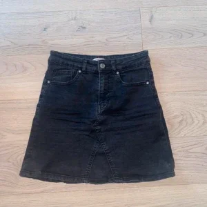 Svart jeanskjol med fickor