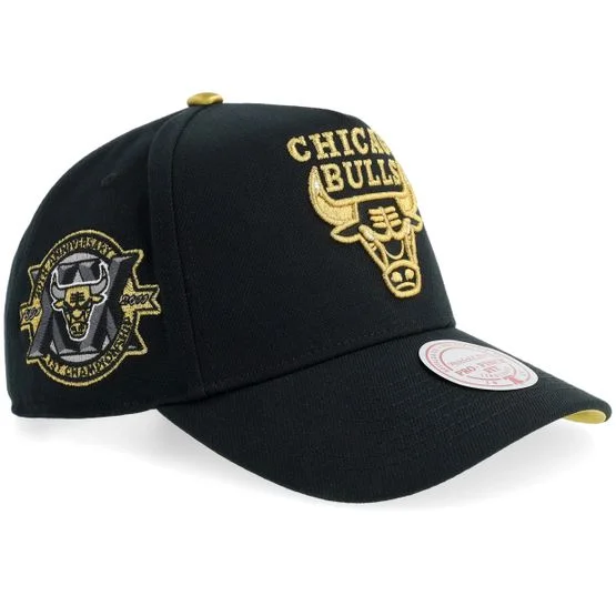 Mitchell & Ness - NBA Black adjustable Czapka Z Daszkiem - Chicago Bulls Core Vi Pro Black/Gold A-frame Adjustable @ Hatstore