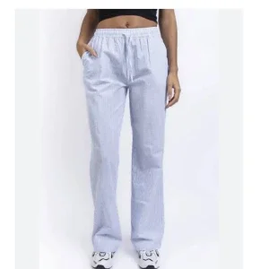 Blå vit randiga pyjamasbyxor