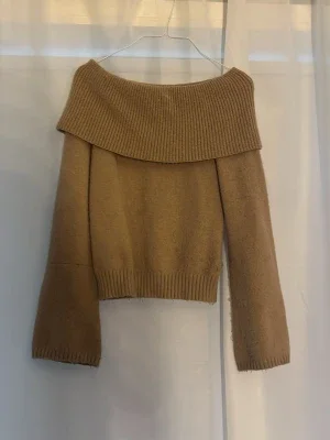 Stickad Beige off shoulder stickad tröja