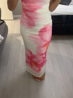 Vit maxiklänning med rosa blommor