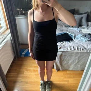 Svart basic klänning