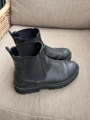 Svarta chelsea boots i skinn