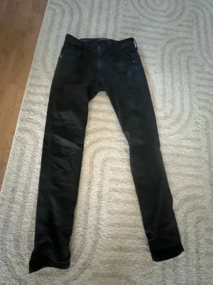 Svarta skinny jeans herr
