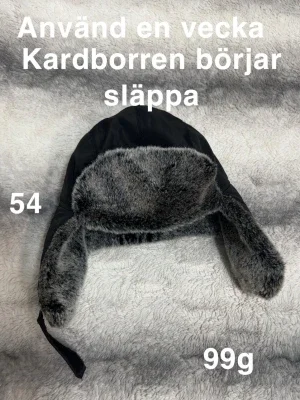 Svart pälsmössa med grått foder