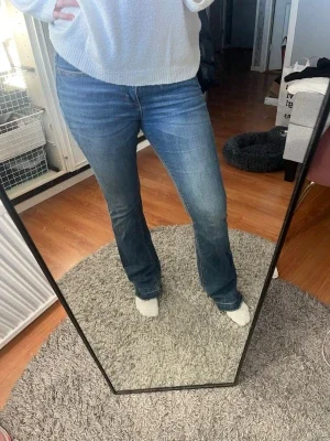 Blå bootcut jeans med lätt tvätt