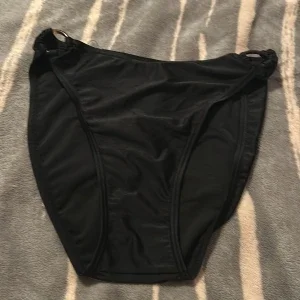 Svarta bikiniunderdelar med ringdetalj