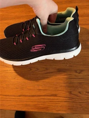 Svarta Skechers sneakers med memory foam