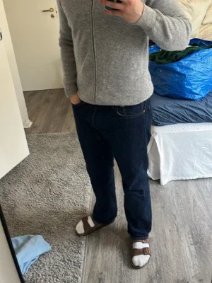 Grå stickad hoodie med dragkedja