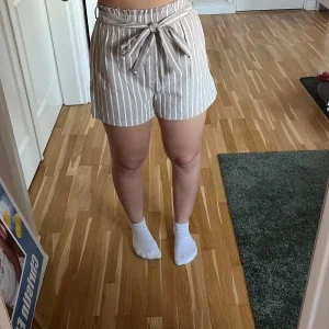 Randiga linneshorts
