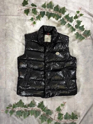 Moncler Tib Down Vest – Svart – Strl 4