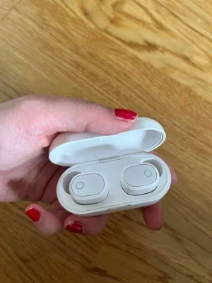 Vita trådlösa in-ear hörlurar