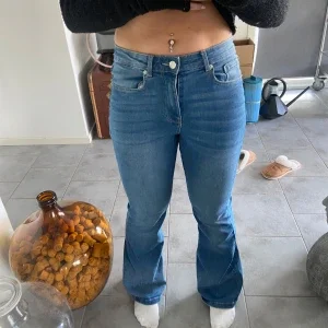 Blå bootcut jeans