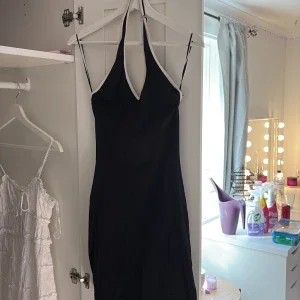 Svart halterneck klänning med vit kant