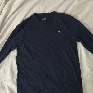 Mörkblå långärmad tröja Lyle & Scott