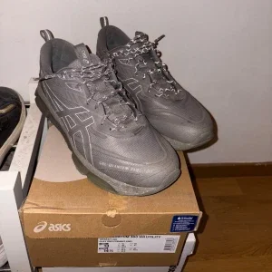 Grå Asics Gel-Quantum 360 VIII sneakers