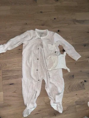 Randig babybody från Losan Losan Pyjamas med Snuttefilt nalle