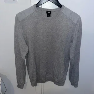HENNES & MAURITZ TRÖJA
