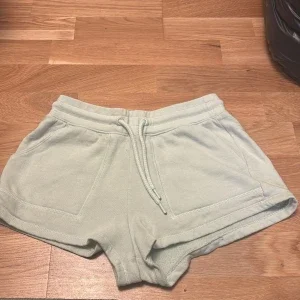 Ljusgröna mjukisshorts från FB Sister