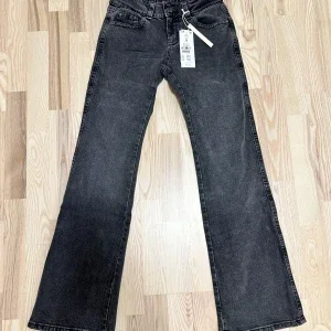 Svarta bootcut jeans