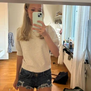 Kortärmad stickad tröja