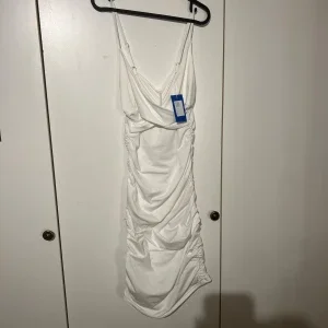 Vit omlottklänning från Shein M