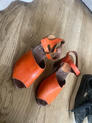 Orange läderskor med träklack