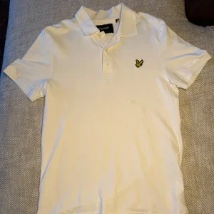 Vit pikétröja från Lyle & Scott