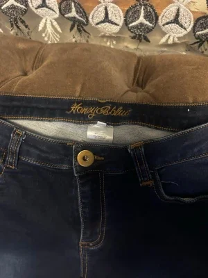 Mörkblå skinny jeans från honey Blue