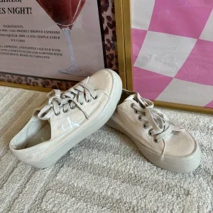 Beige sneakers från Calvin Klein Jeans