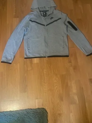 Grå nike tech fleece