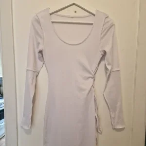 Vit långärmad klänning med snörning